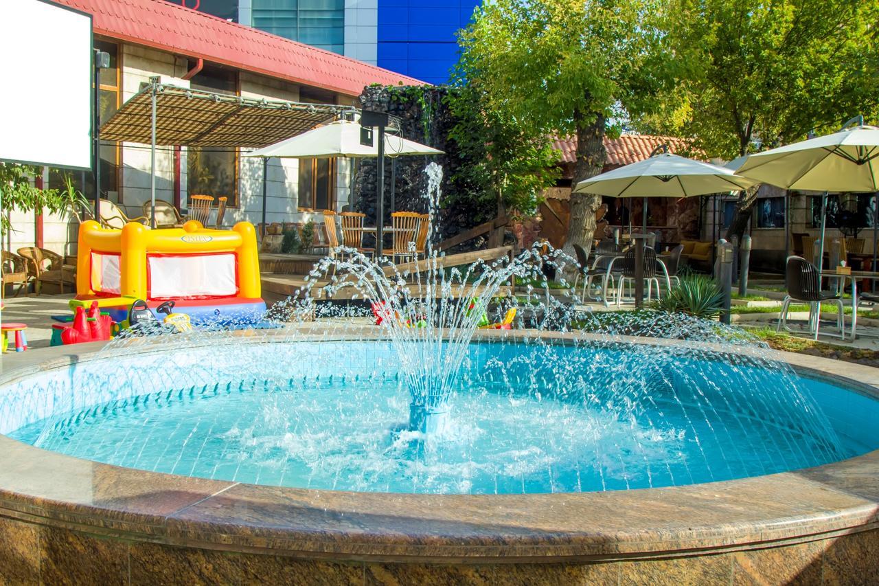 Aratta Hotel Argavand エクステリア 写真