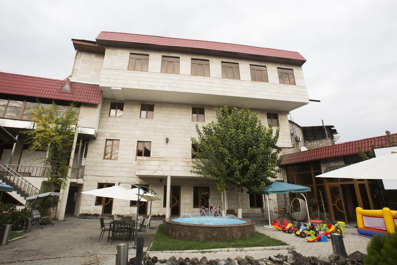 Aratta Hotel Argavand エクステリア 写真